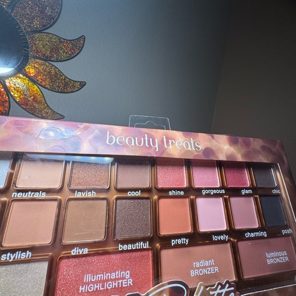 Nude Palette - 20 Color Eyeshadow and Highlighter Set - Picture 3 of 4